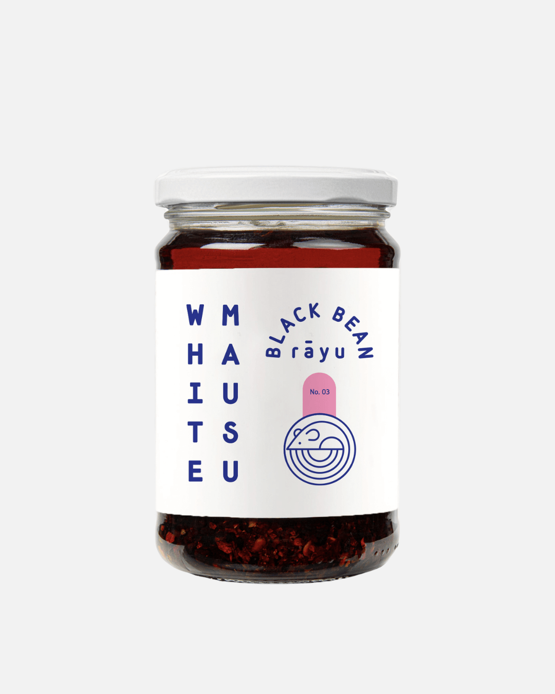 Ein Glas mit Black Bean Rayu Chili Öl von White mausu - eine scharfe Chilisauce mit schwarzen Bohnen und Gewürzen.