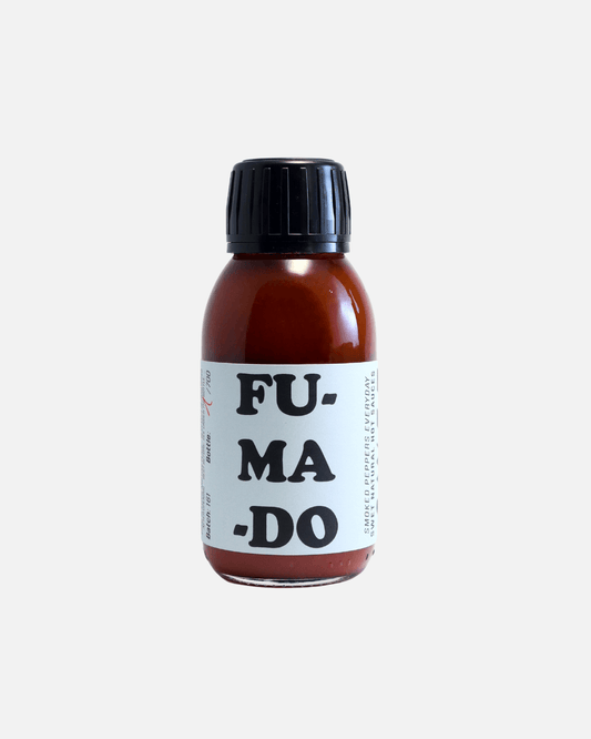 Eine Flasche SWET FUMADO Geräucherte Paprika Hot Sauce mit roter Sauce, einem hellblauen Etikett und schwarzer Schrift.