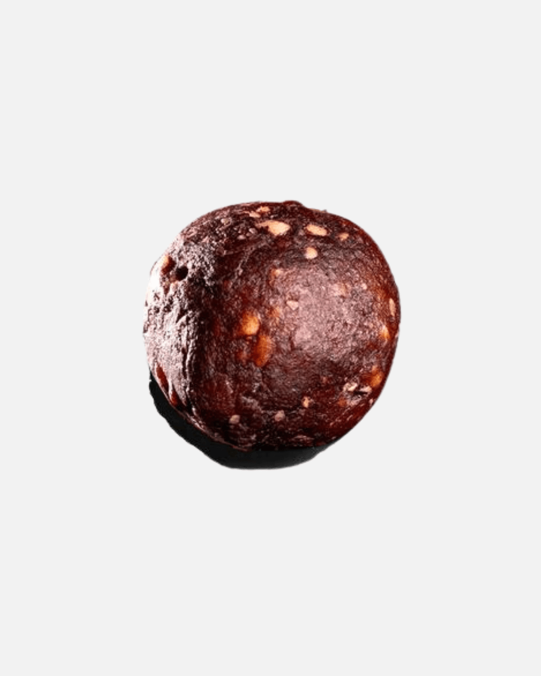 Nahaufnahme einer einzelnen Cravers Kakao-Haselnuss-Kugel auf weißem Hintergrund, dunkelbraun mit sichtbaren Nussstücken.