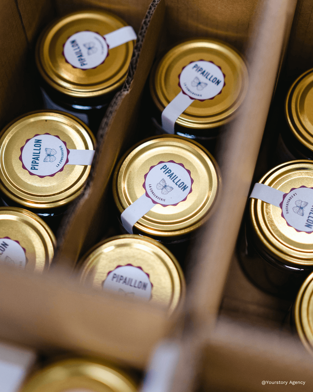 Elegante Gläser von Pipaillon mit goldenen Deckeln, sorgfältig verpackt in einer Versandbox.