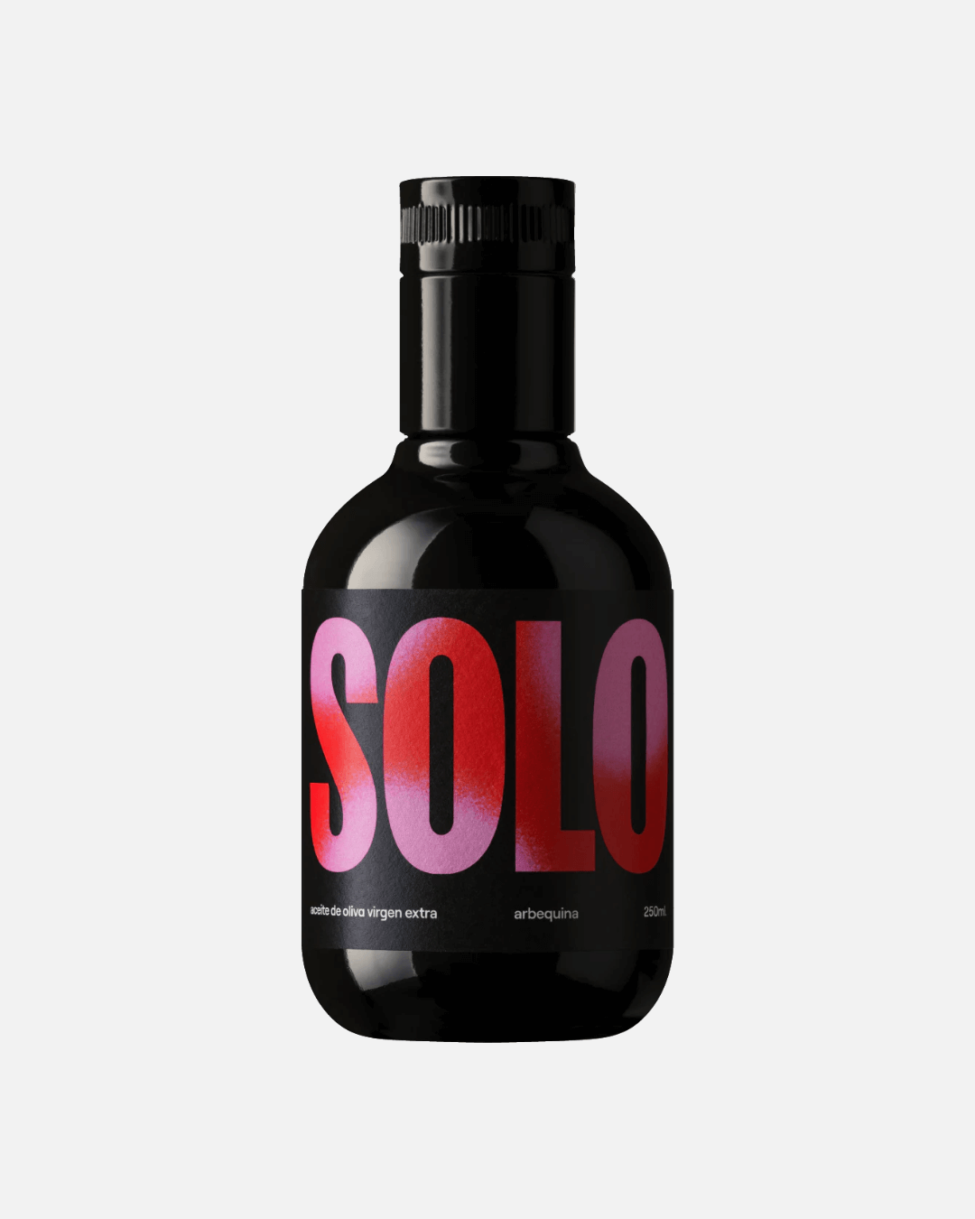 Eine schwarze Glasflasche mit 250 ml nativem Olivenöl extra von Solo Arbequina, mit großen Buchstaben SOLO auf dem Etikett.