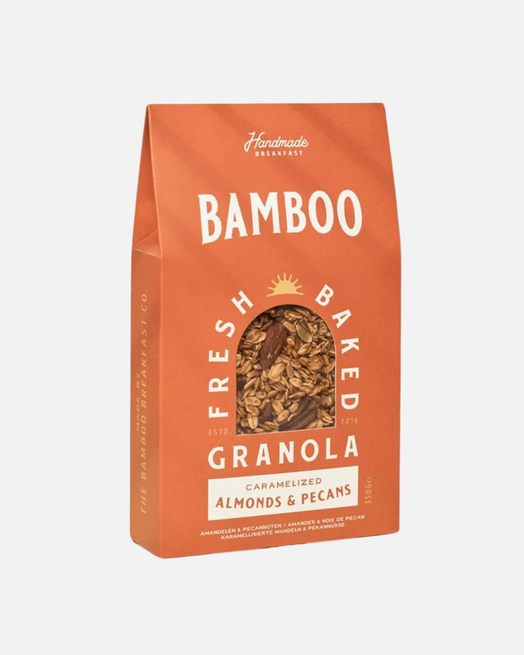 Eine orangefarbene Packung Bamboo Breakfast handgemachtes Granola mit karamellisierten Mandeln und Pekannüssen.