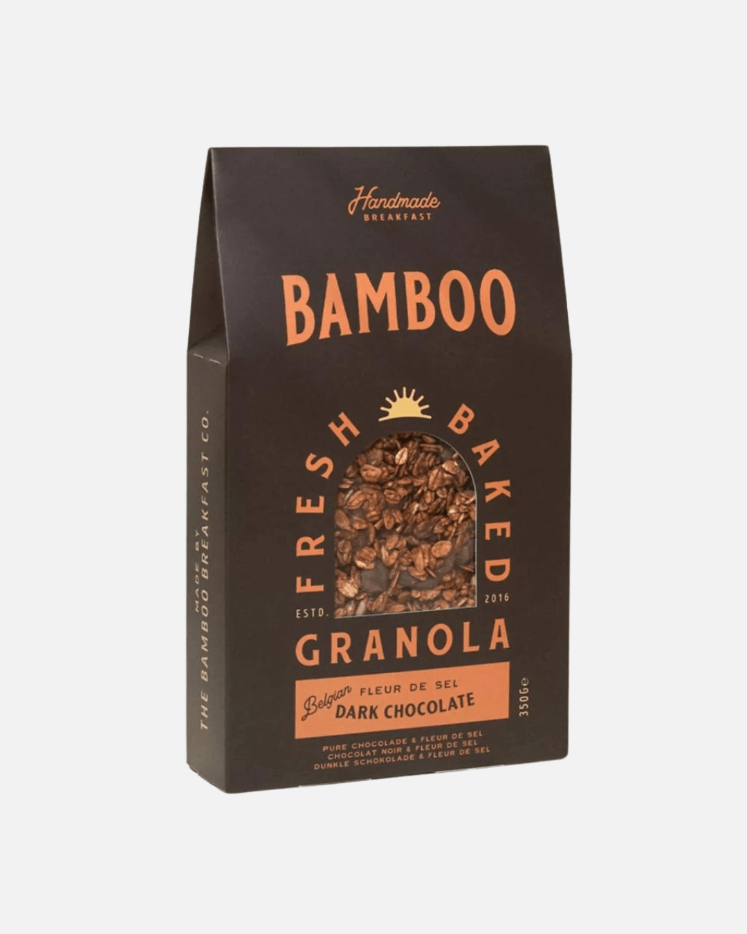 Eine dunkelbraune Packung Bamboo Breakfast handgemachtes Granola mit Zartbitterschokolade und Fleur de Sel.