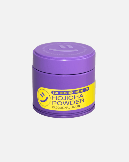 Lila Dose mit Matchasome Bio Hojicha Pulver aus Kagoshima, Japan.