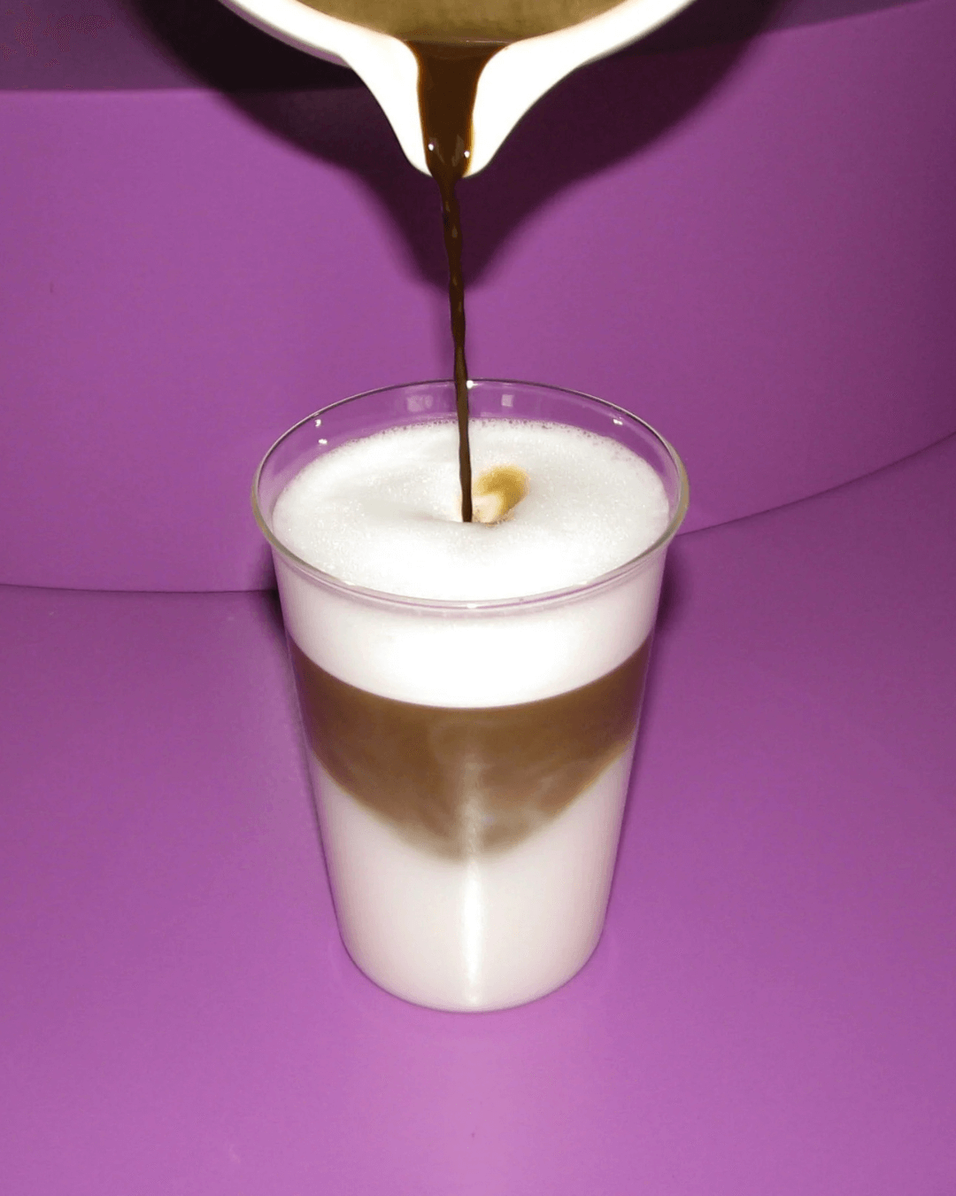 Frisch zubereiteter Matchasome Hojicha Latte mit aufgeschäumter Milch.