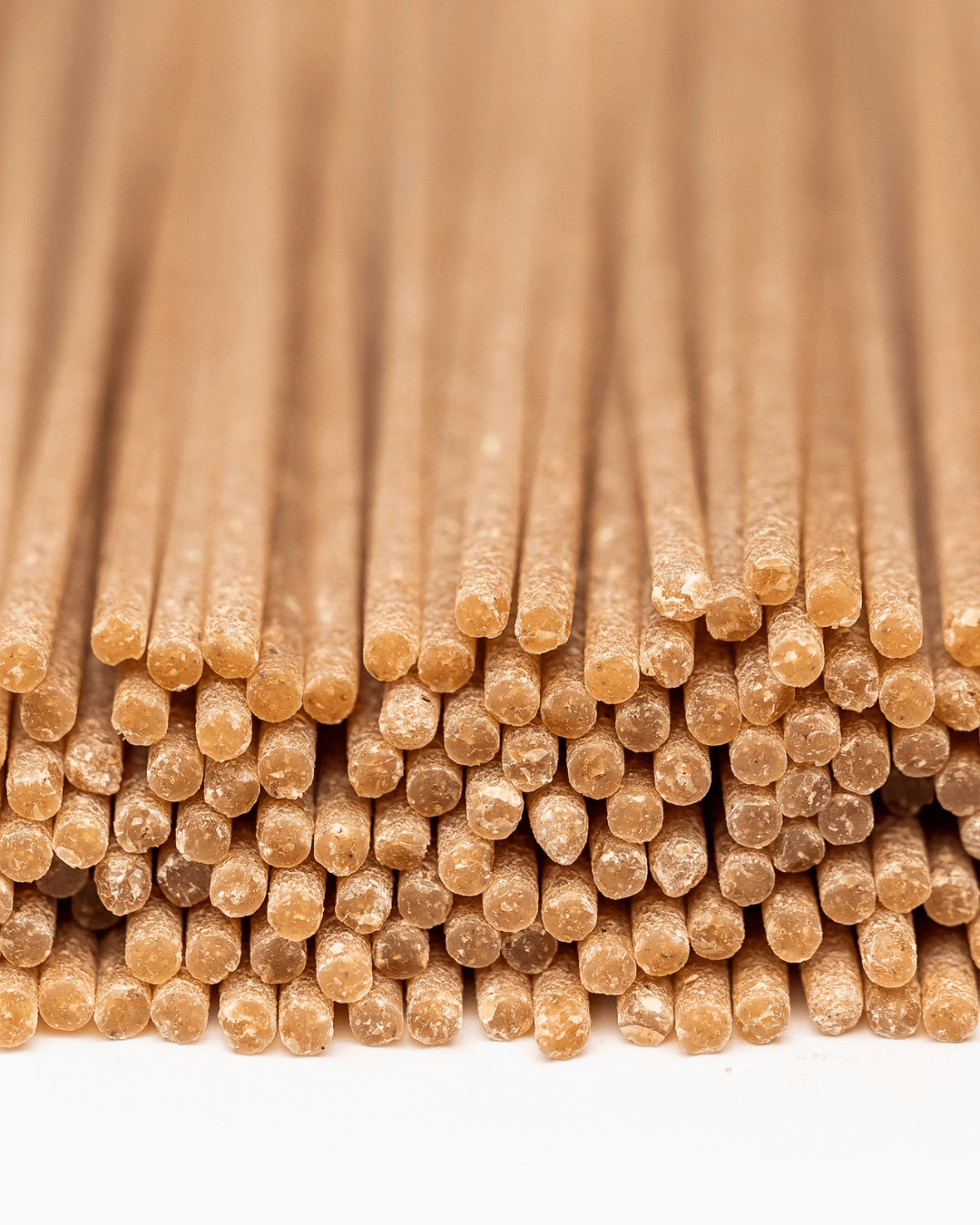 Nahaufnahme der Bio Spaghetti Turanici von Mancini mit robuster, leicht rauer Oberfläche und natürlicher, goldbrauner Färbung.