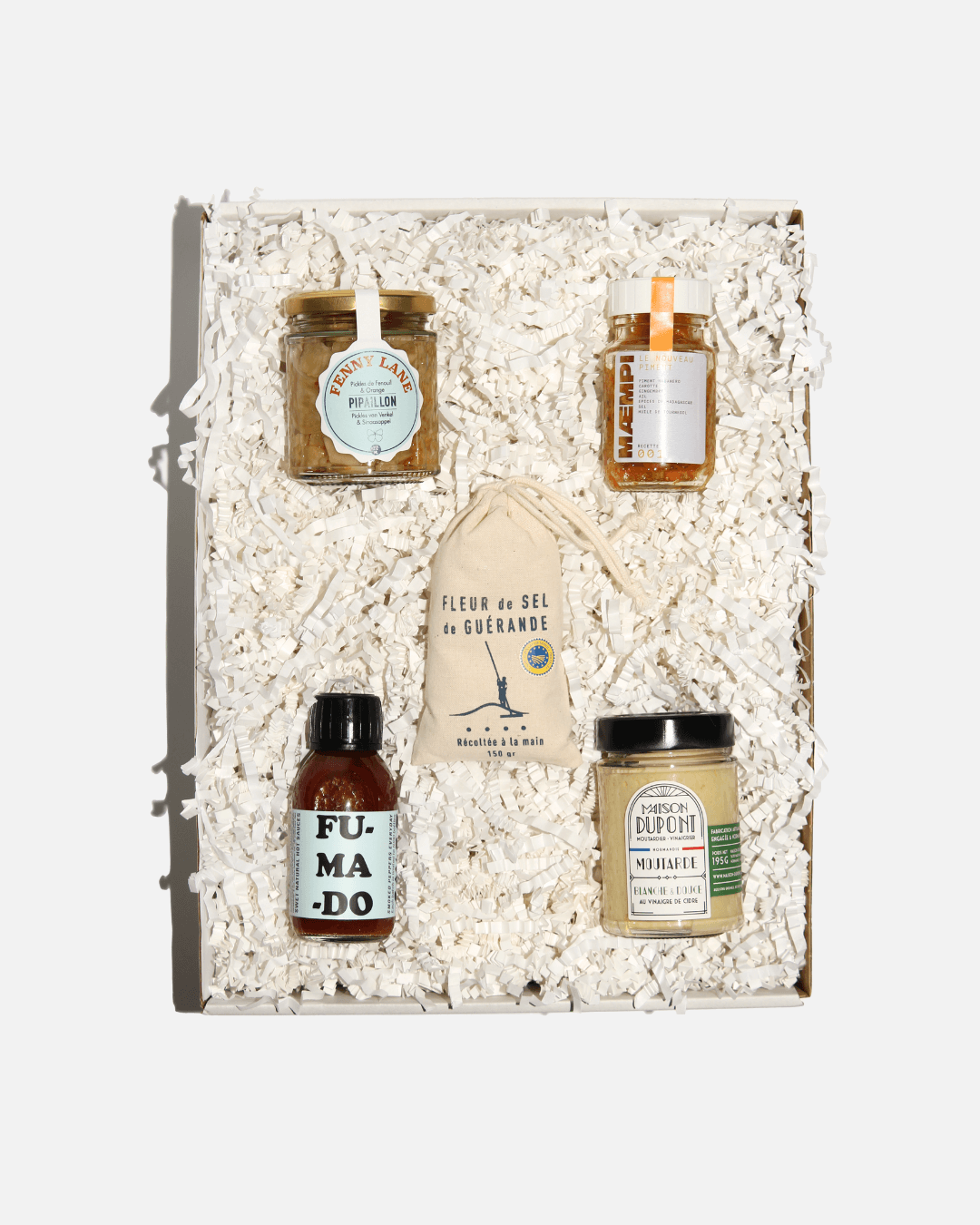 Produkten von Swet, Artisans du Sel, Pipaillon, Maempi und Maison Dupont, in einer Geschenkbox mit weißem Füllmaterial.