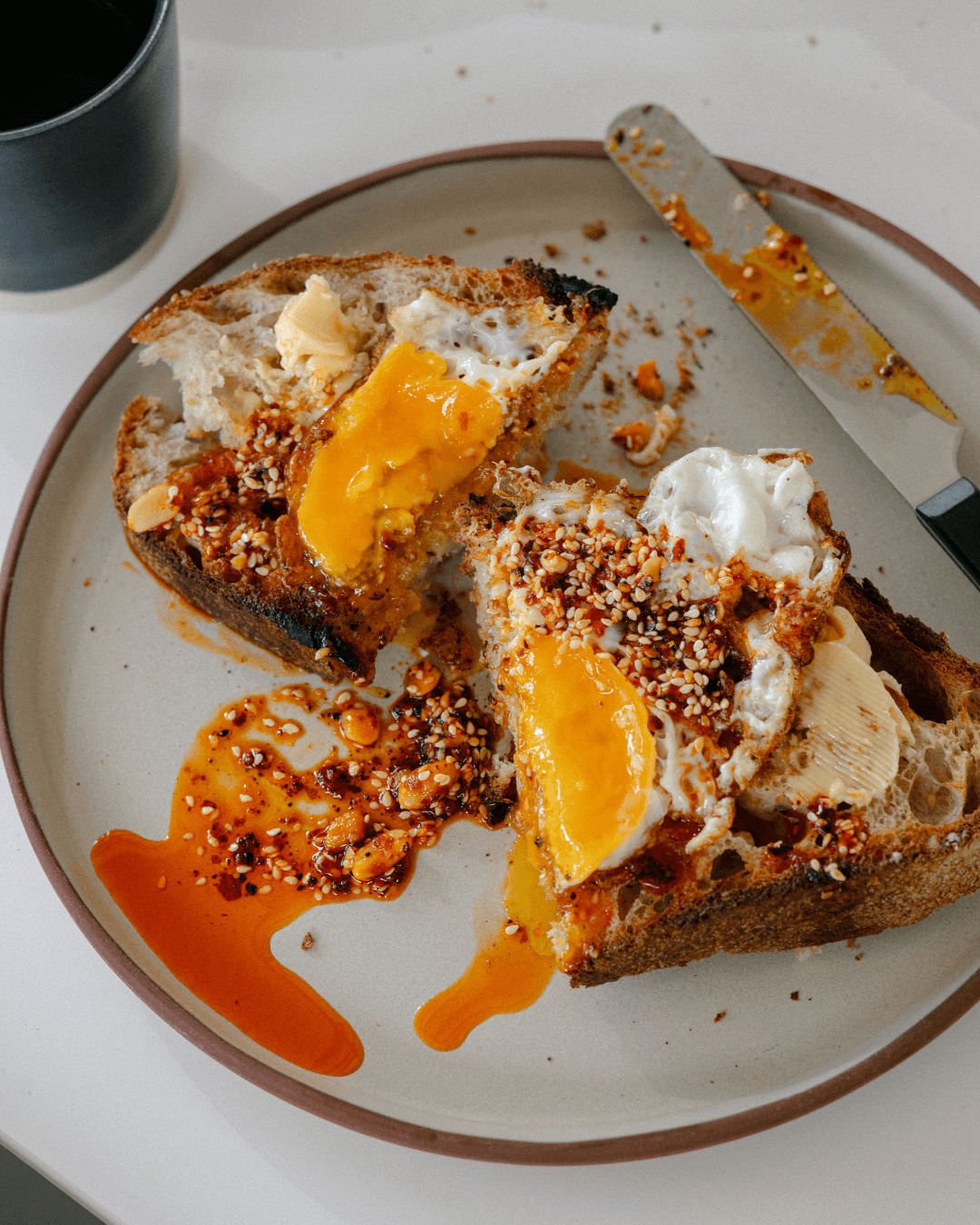 Geröstetes Sauerteigbrot mit Spiegelei und scharfem Chiliöl.