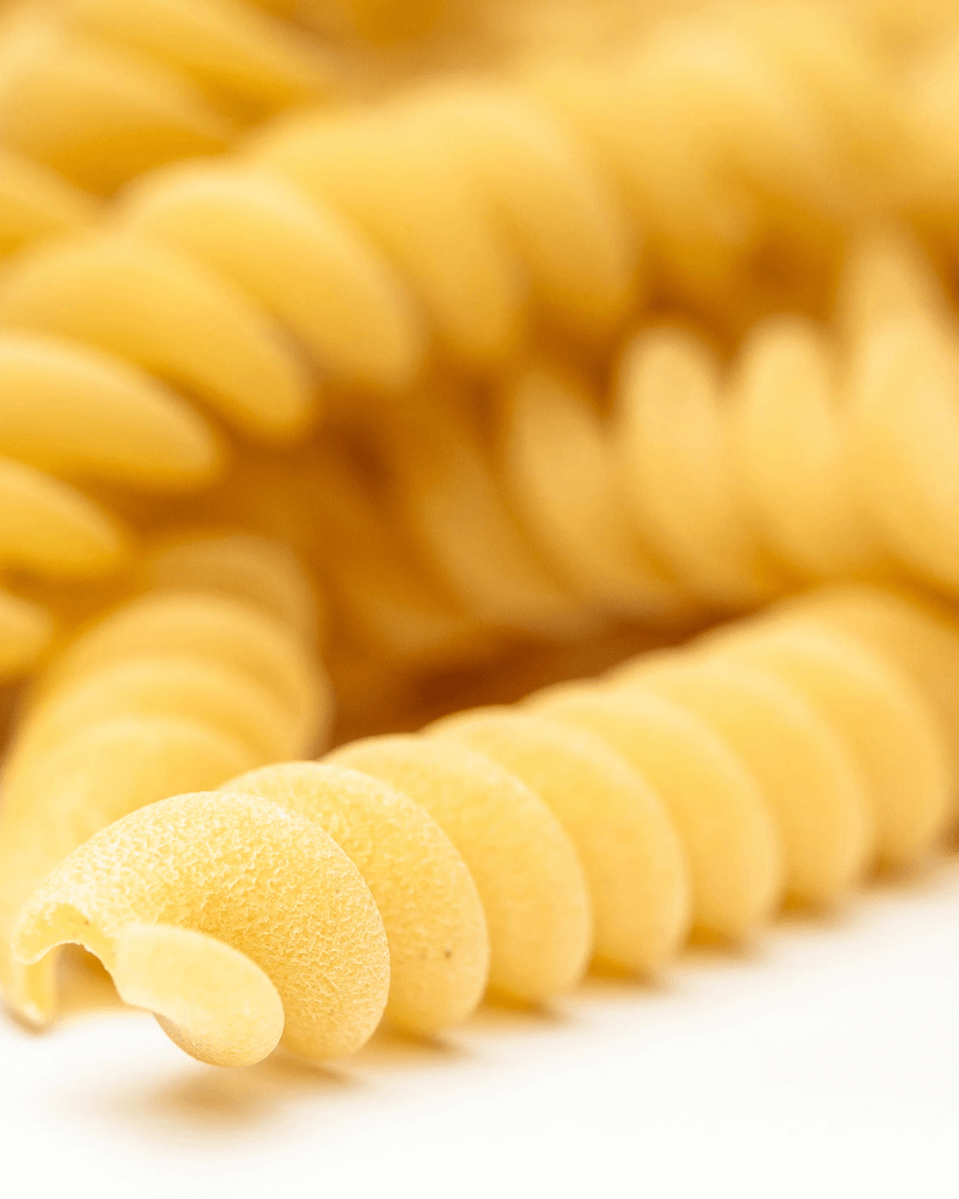 Makroaufnahme der rauen Oberfläche der Fusilli Lunghi von Mancini Pastificio Agricolo, perfekt für das Binden intensiver Saucen.