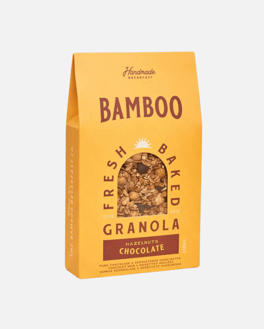 Eine gelbe Packung Bamboo Breakfast handgemachtes Granola mit dunkler Schokolade und gerösteten Haselnüssen.