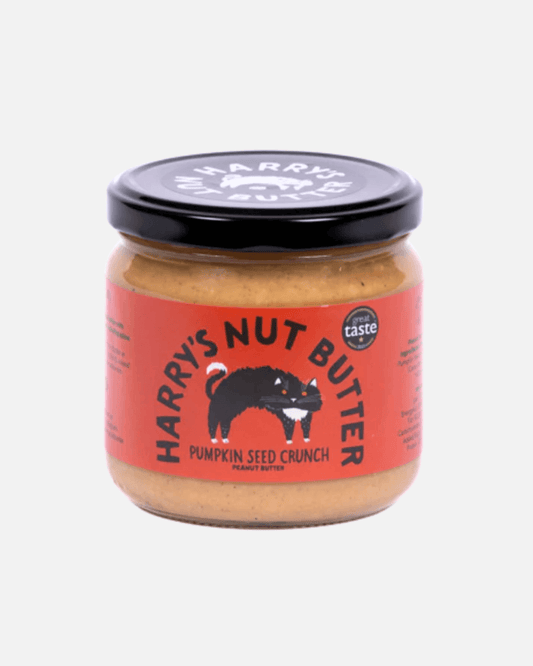 Ein Glas Harry’s Nut Butter Kürbiskern-Crunch mit rotem Etikett und schwarzem Deckel auf weißem Hintergrund.