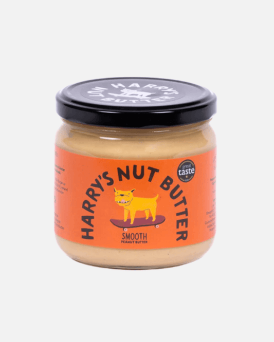 Ein Glas Harry's Nut Butter Smooth Erdnussbutter mit einem Cartoon-Hund auf einem Skateboard auf dem Etikett.