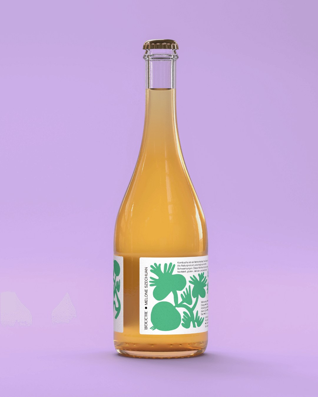 Flasche Melon Szechuan Pet Nat Kombucha von Bouche mit hellgelbem, spritzigem Inhalt und grünem Etikett, auf rosa Hintergrund.