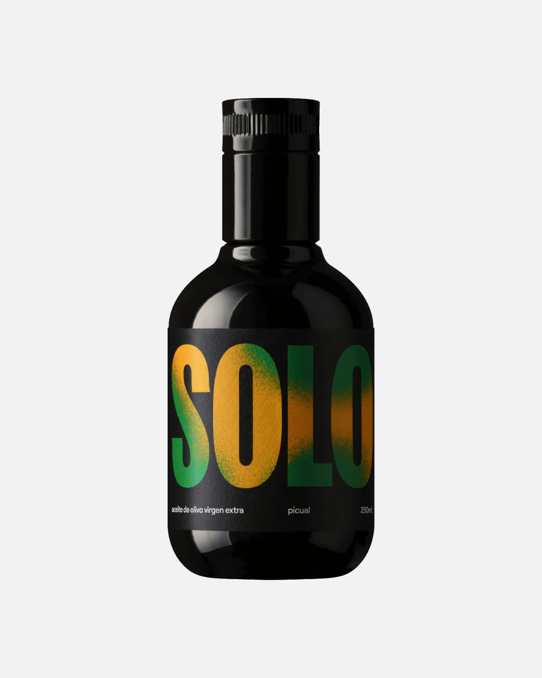 Eine schwarze Glasflasche mit nativem Olivenöl extra von SOLO, Sorte Picual, 250 ml, auf weißem Hintergrund.
