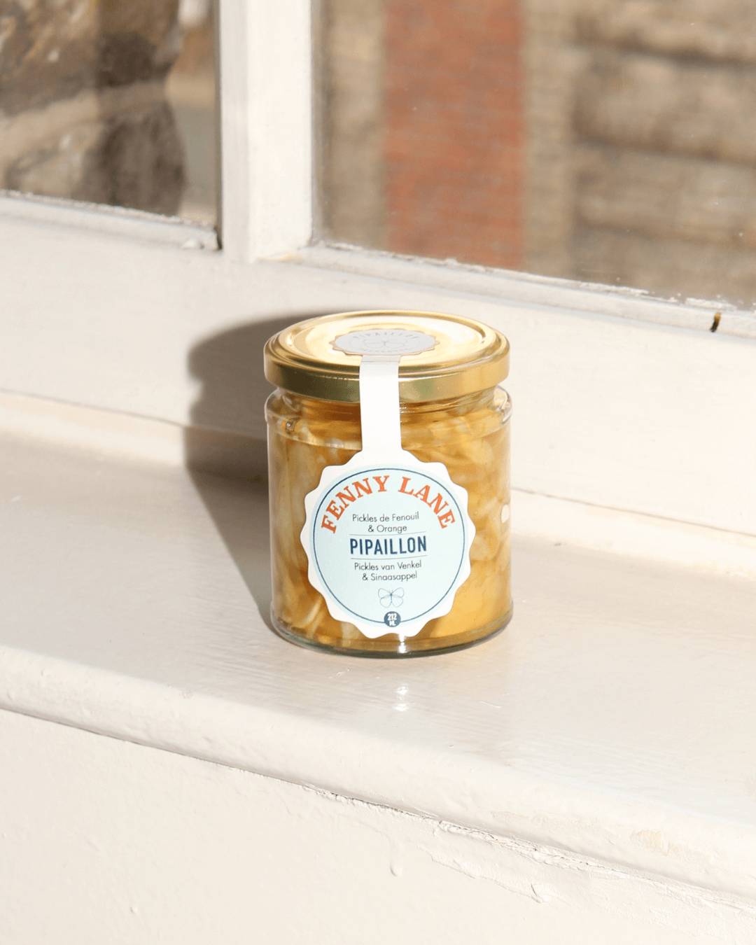 Glas Pipaillon "Fenny Lane" eingelegter Bio-Fenchel mit Orange, stilvoll präsentiert auf einer Fensterbank.