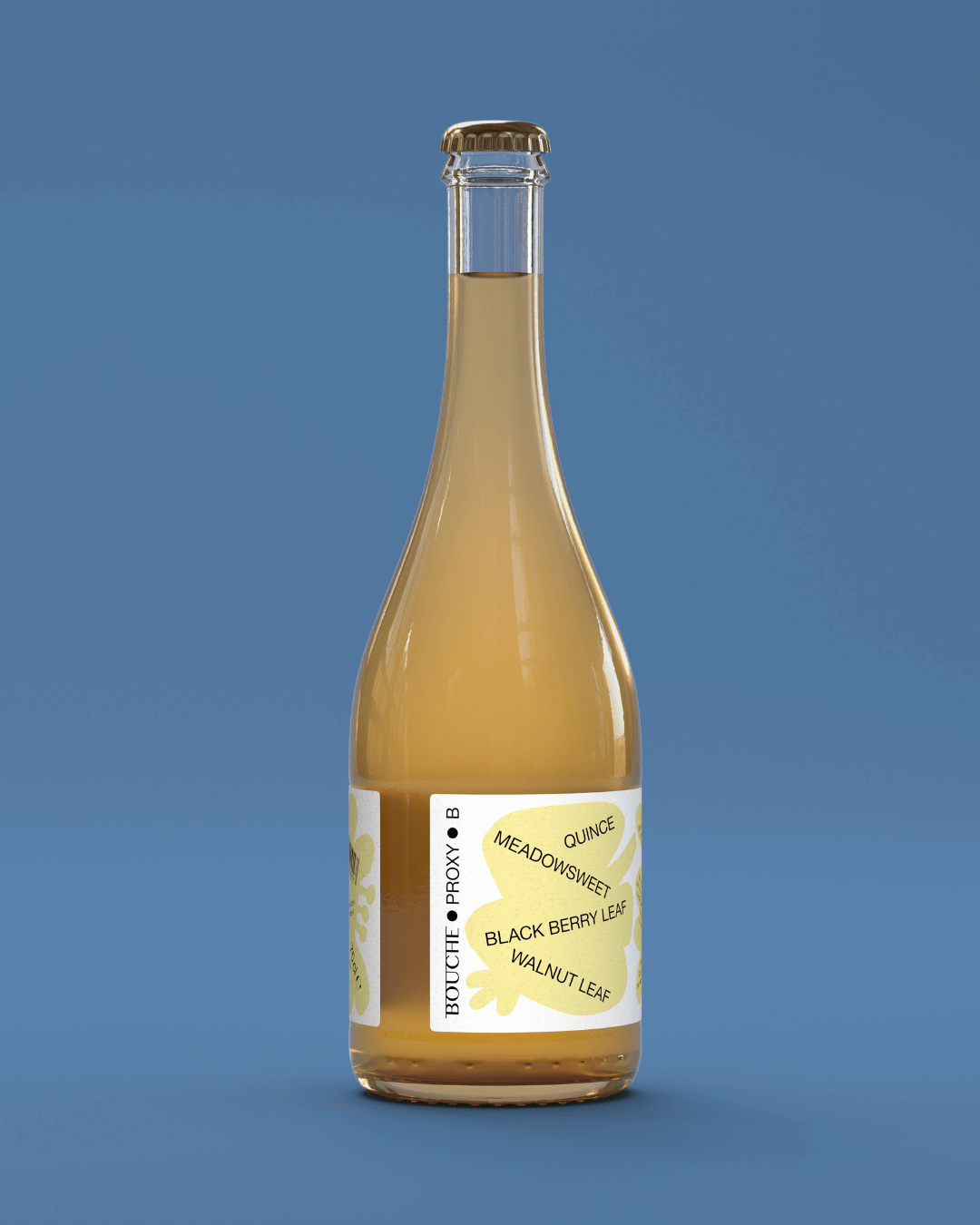 Flasche Proxy B von Bouche mit Quitte und Walnuss auf einem flachen blauen Hintergrund.