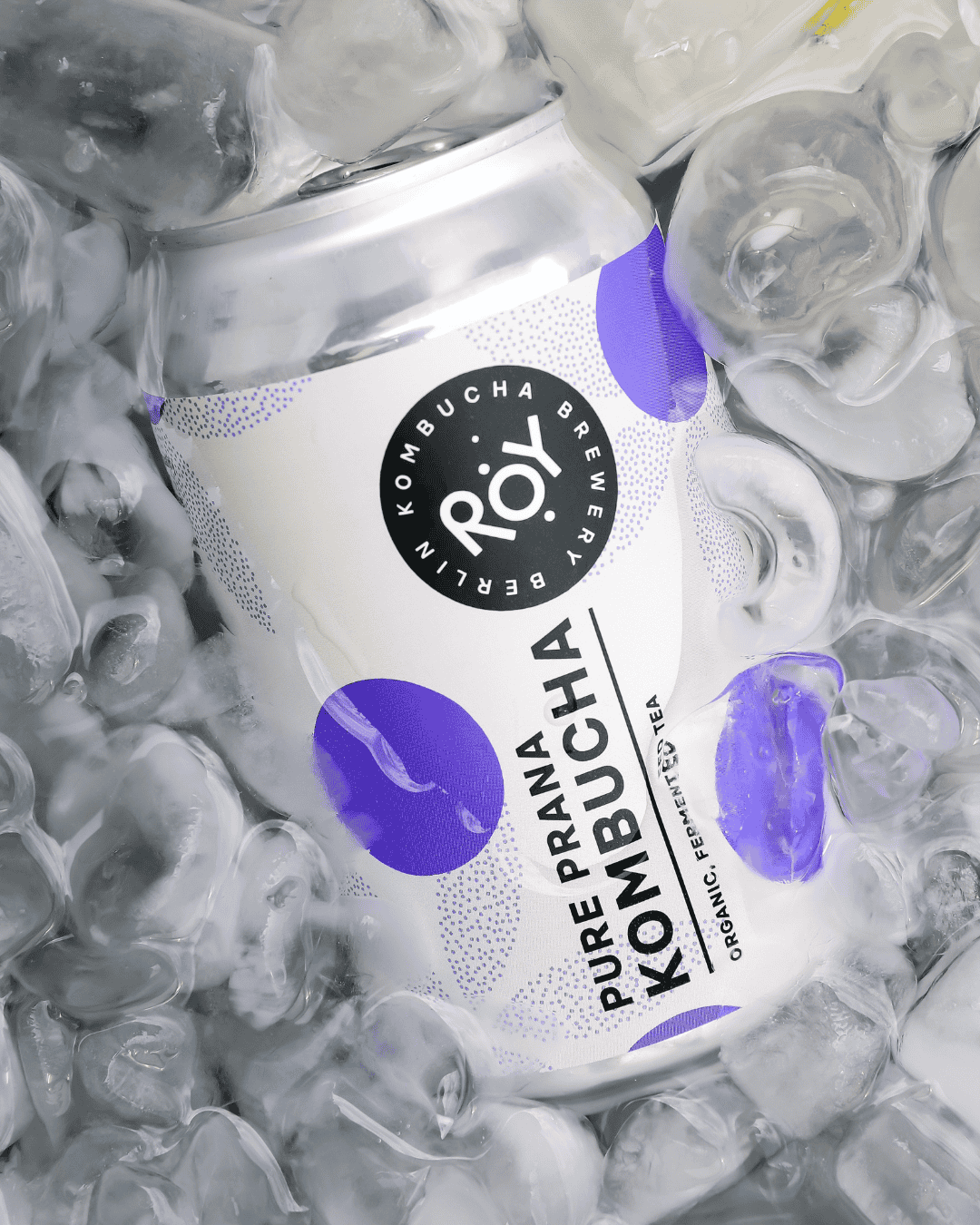 ROY Bio Kombucha "Pure Prana" Dose liegt in zerstoßenem Eis.