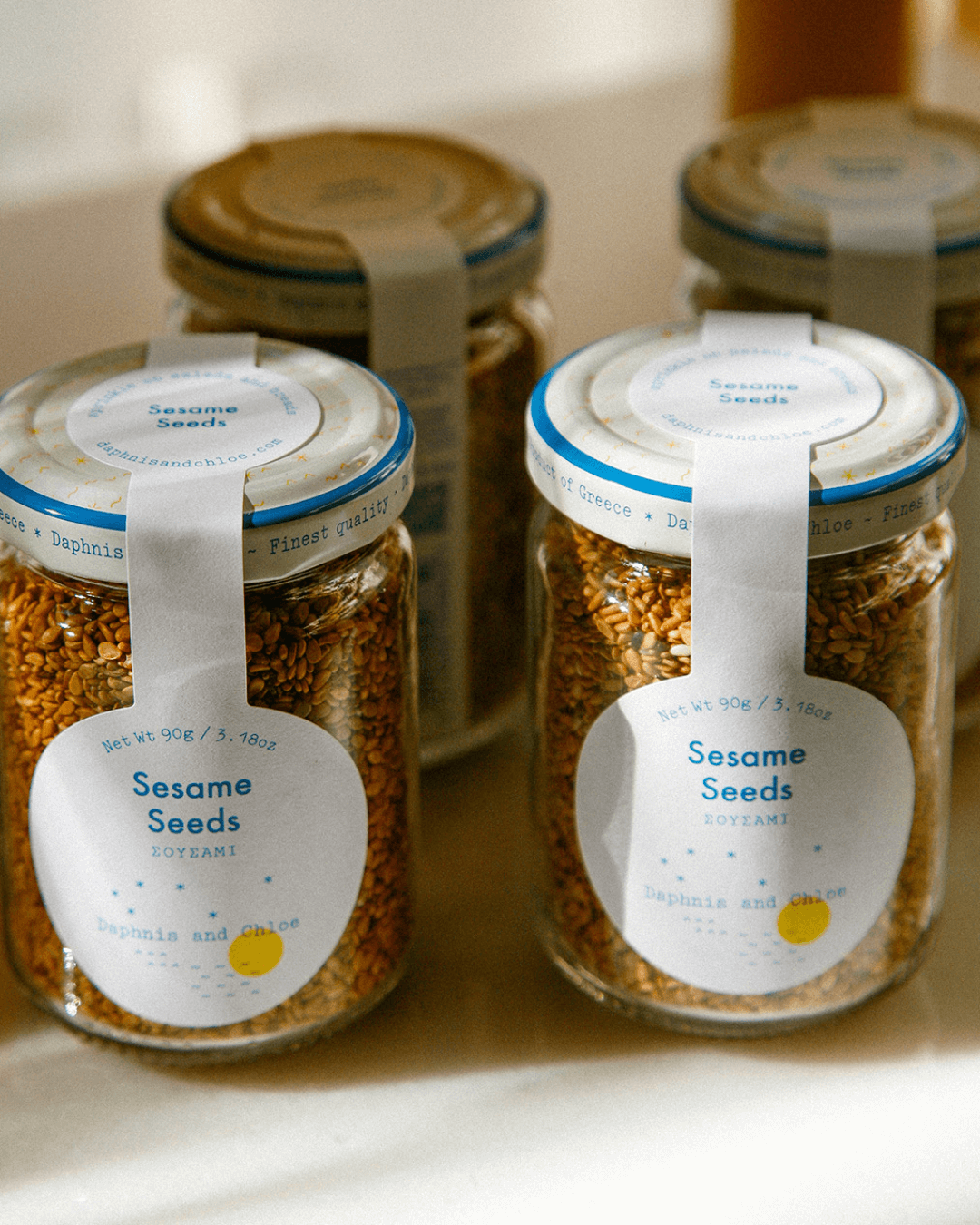 Mehrere Gläser mit Sesamsamen aus Griechenland – handverlesen und aromatisch.