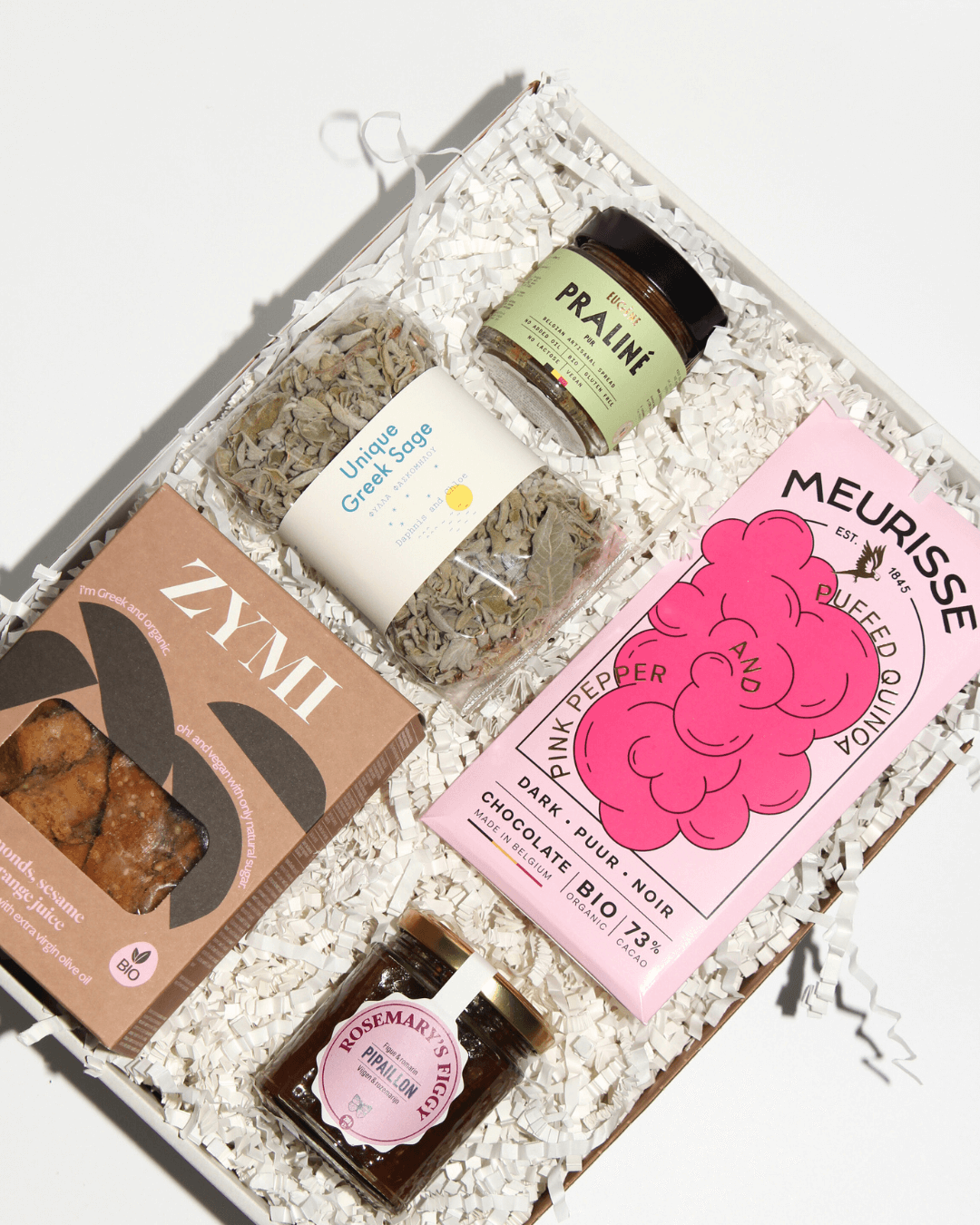 Geschenkset mit Gourmet-Produkten: Schokolade, Pralinenaufstrich, griechischem Salbei, Keksen und Feigenmarmelade.