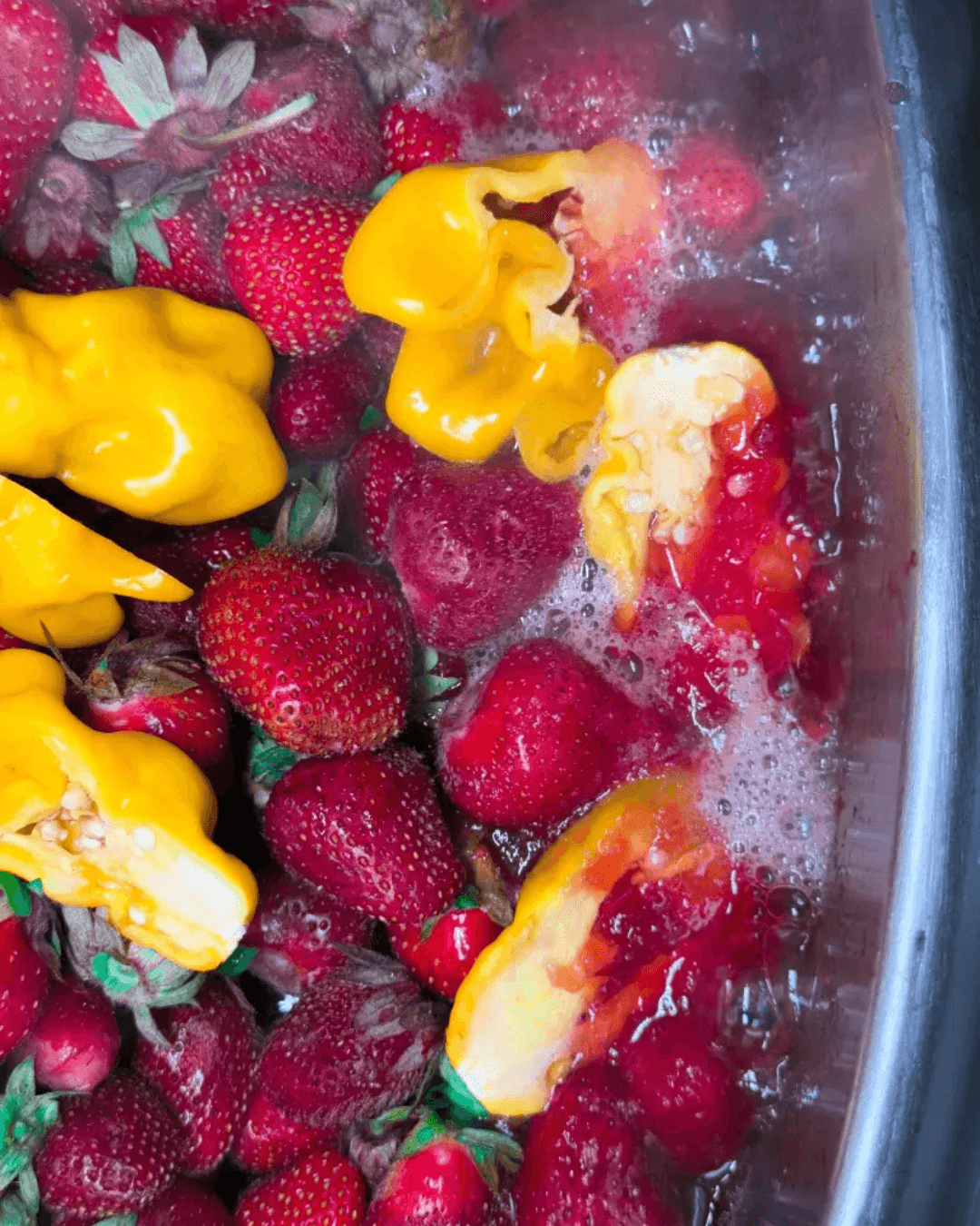 Erdbeeren und gelbe Chilis beim Einkochen zur Herstellung der scharfen Forever Sauce von Swet.