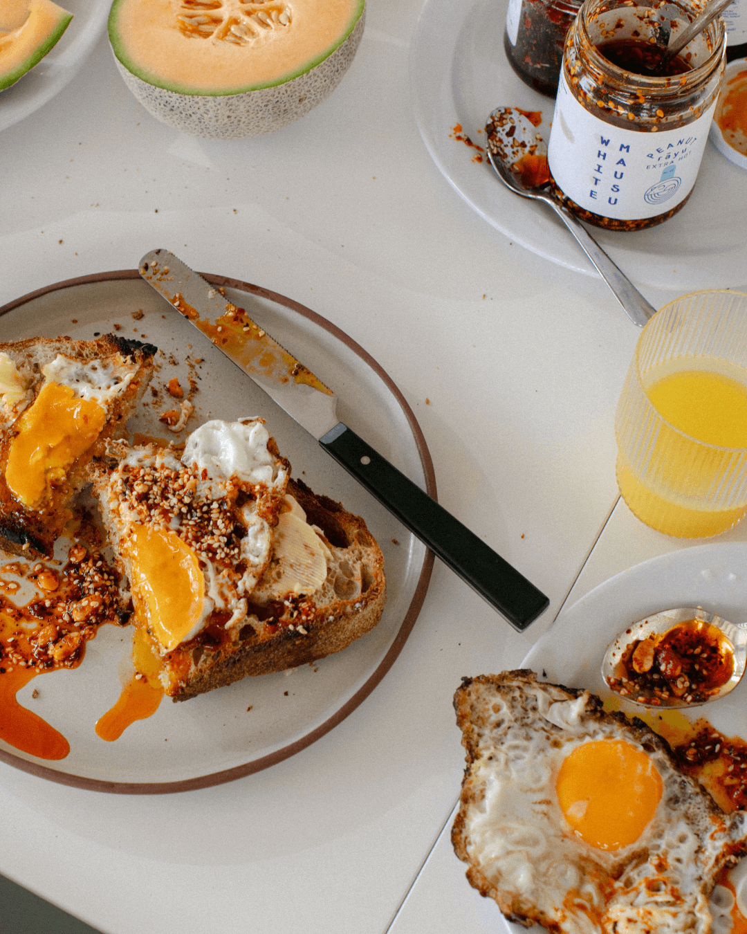 Geröstetes Brot mit Spiegelei und White Mausu Chili-Öl.