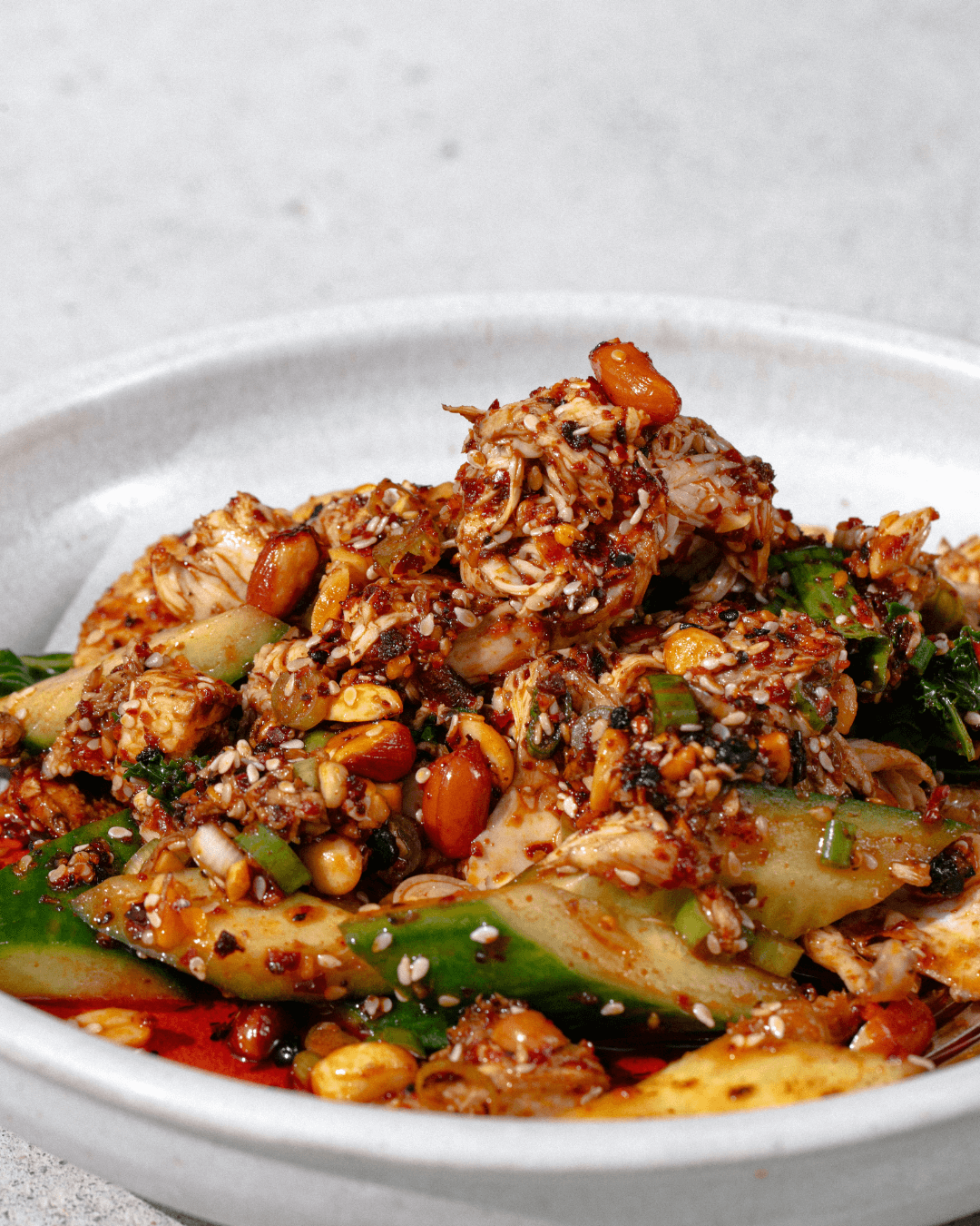 Würziger Gurkensalat mit White Mausu und gerösteten Nüssen.