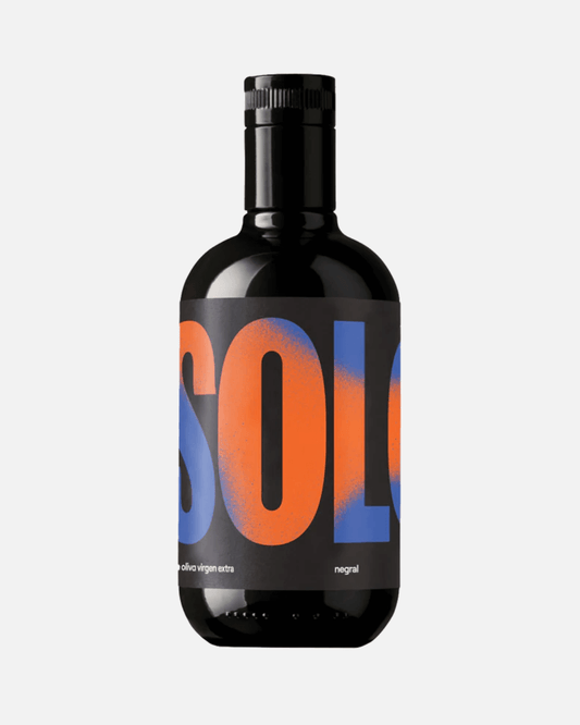 500ml Flasche Solo Negral Extra Natives Olivenöl, schwarzes Glas mit auffälligem Orangen- und Blau-Design auf dem Etikett.