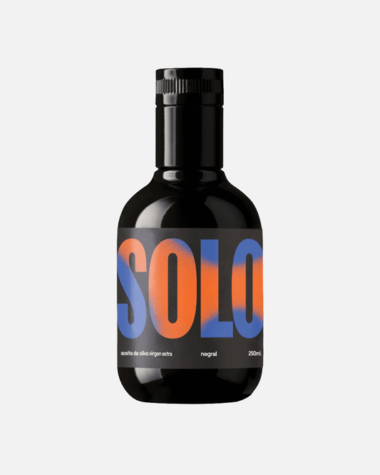 Flasche mit nativem Olivenöl extra SOLO Negral (250 ml), schwarze Flasche mit orange-blauem Etikett.