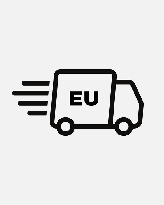 Schwarzes Icon eines Lieferwagens mit 'EU'-Beschriftung, symbolisiert zusätzliche Lieferung in Europa.
