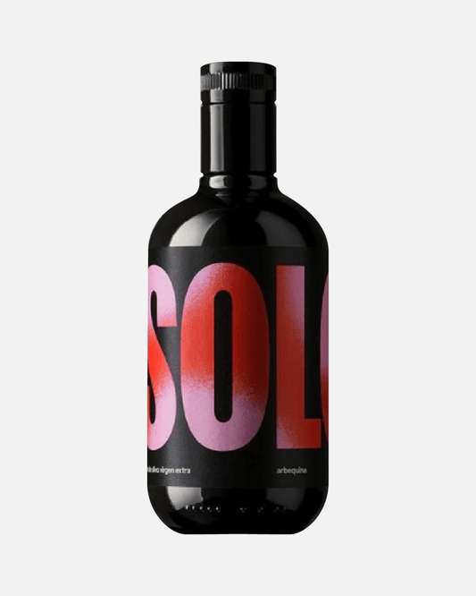 Eine schwarze 500-ml-Flasche Solo Arbequina natives Olivenöl extra, mit rotem und rosa SOLO-Logo auf dem Etikett.