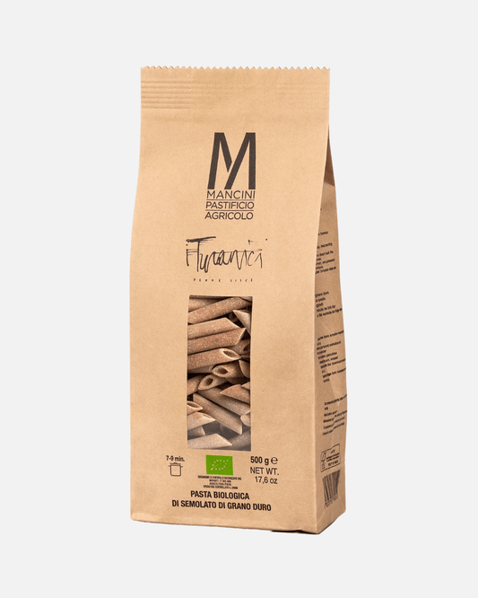 Makroaufnahme der Bio Penne Lisce Turanici von Mancini mit glatter Oberfläche und natürlicher, dunkler Farbe aus italienischem Urweizen.