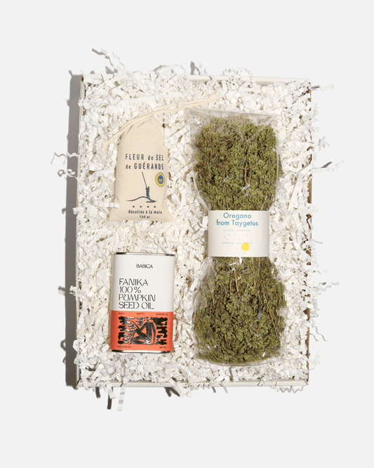 Weiße Geschenkbox „Chef’s Secret Stash“ mit Fleur de Sel de Guérande, Oregano vom Taygetos-Gebirge und Fanika Kürbiskernöl.