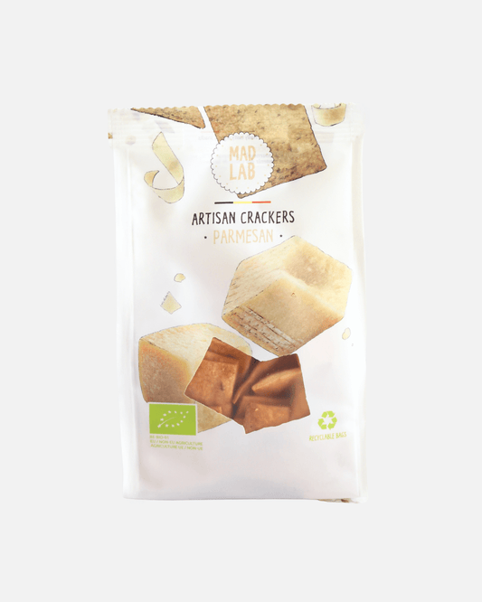 Bio-Cracker mit Parmesan in recyclebarer Verpackung von Mad Lab.