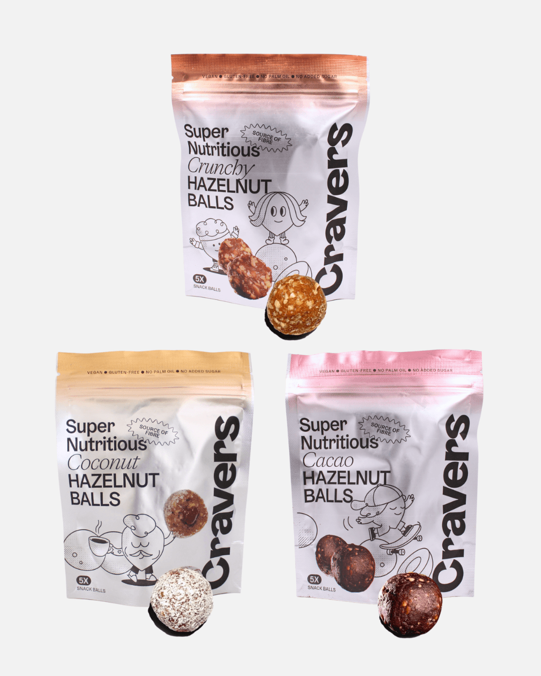 Drei Sorten Cravers Haselnuss-Energiekugeln (Kokos, Crunchy und Kakao) in Verpackungen auf weißem Hintergrund.