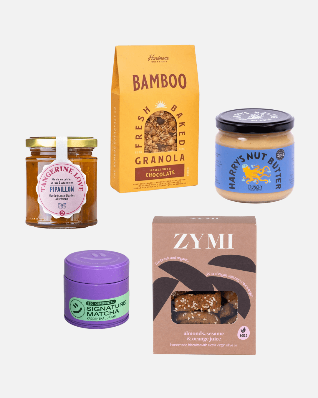 Feinkost-Frühstücksbox mit Pipaillon Marmelade, Bamboo Granola, Harry's Nut Butter, Signature Matcha und Zymi Bio-Keksen.