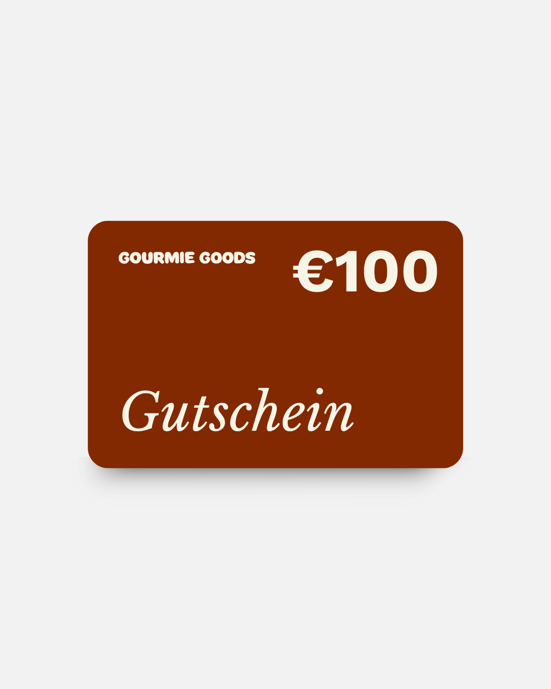 Ein Gourmie Goods-Gutschein im Wert von 100 € in Form einer dunkelroten Karte mit dem Wort „Gutschein“ darauf.