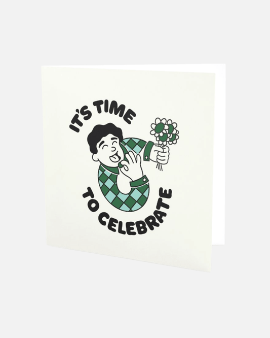 Eine Grußkarte „It's Time to Celebrate“ von Gourmie Goods mit einem fröhlichen Foodie-Maskottchen mit Blumen in der Hand.