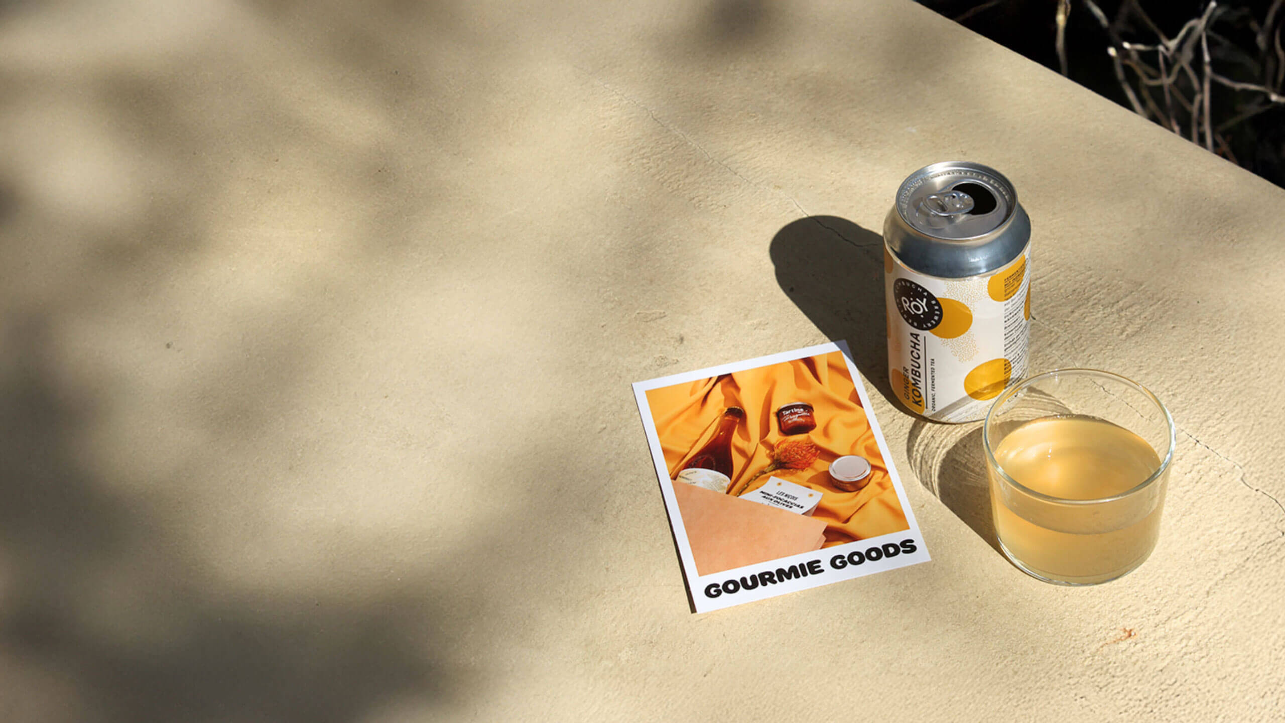 Sonnige Auszeit mit Roy Kombucha und Gourmie Goods – natürliche Erfrischung trifft auf feine Feinkost-Inspiration.