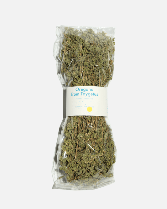 Ein Strauß getrockneter griechischer Oregano aus Taygetus von Daphnis and Chloe in transparenter Verpackung.