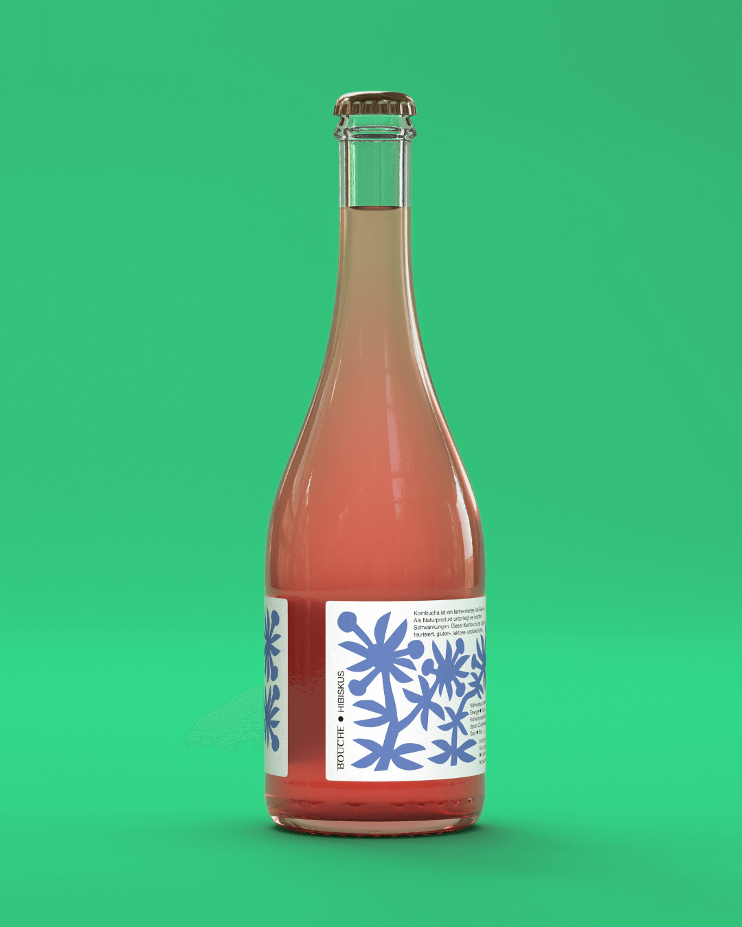 Flasche Hibiskus-Pet-Nat-Kombucha von Bouche mit einem rosafarbenen Getränk und blauem Etikett, auf grünem Hintergrund.