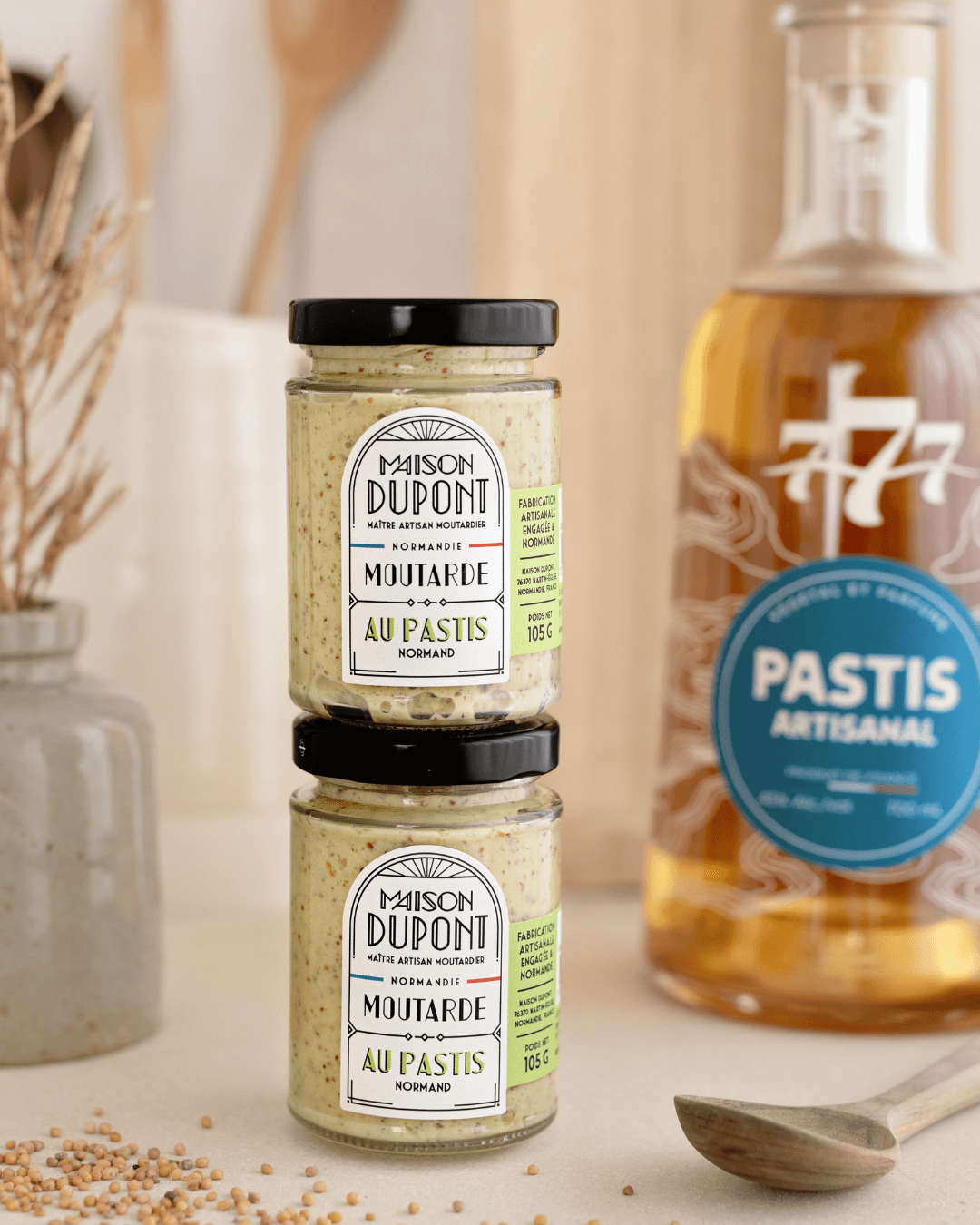 Zwei Gläser Maison Dupont Normandie Senf mit Pastis neben Pastis-Flasche.