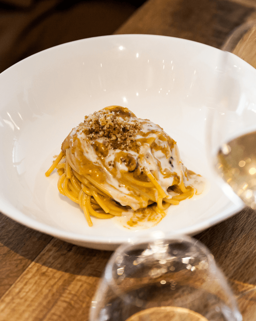 Spaghetti mit Walnusssauce und Sahne, serviert in elegantem weißen Teller.
