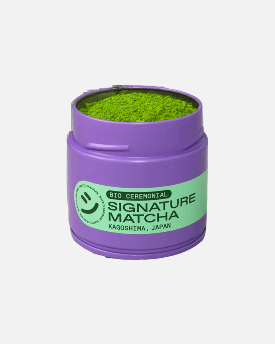 Geöffnete lila Dose „Bio Ceremonial Signature Matcha“ von Matchasome aus Japan, gefüllt mit leuchtend grünem Matcha.