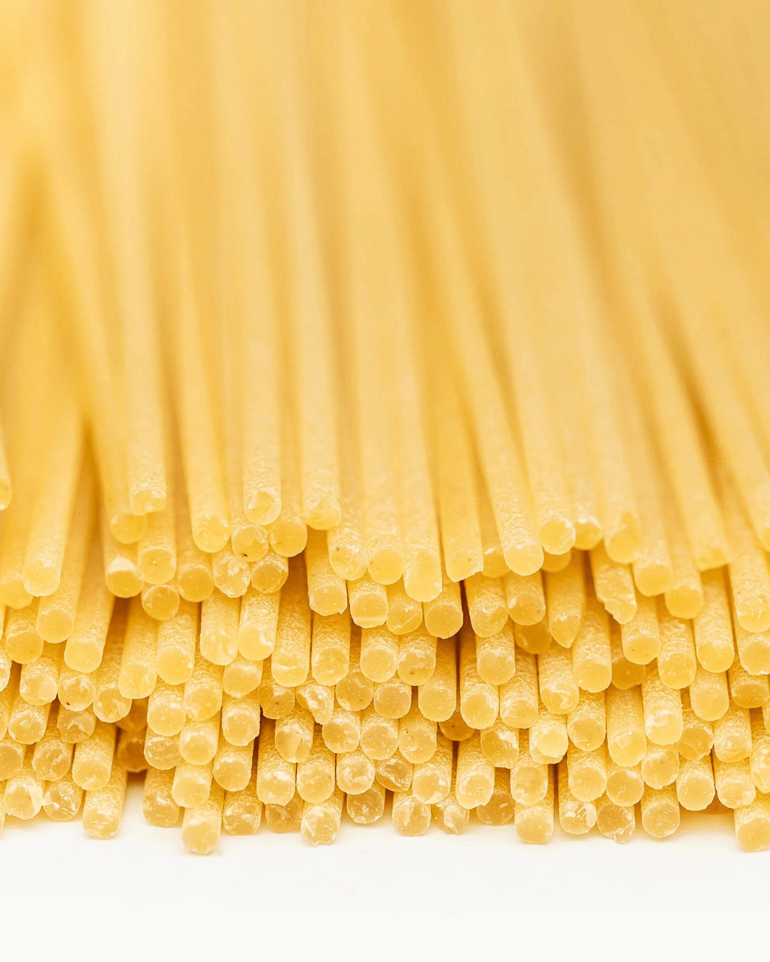 Nahaufnahme der Spaghettini von Mancini Pastificio Agricolo mit rauer Oberfläche, ideal zum Aufnehmen von Saucen.