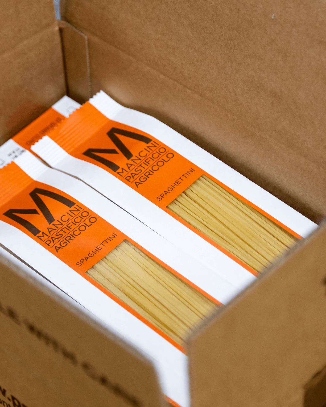Packung Spaghettini von Mancini Pastificio Agricolo in geöffneter Versandbox.